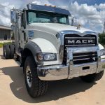 Nouveau camion Mack bientôt disponible avec équipements de déneigement